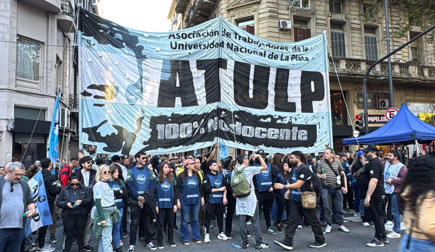Nueva marcha universitaria colmó Plaza de Mayo en reclamo por salarios y presupuesto - Diario Hoy En la noticia